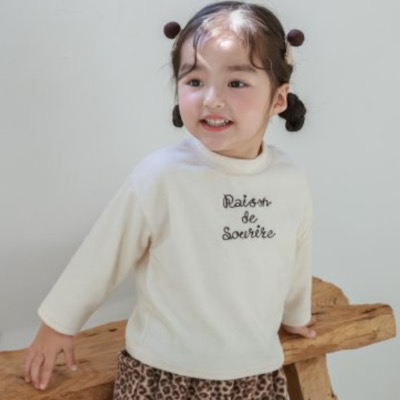 英字微高領圓領上衣